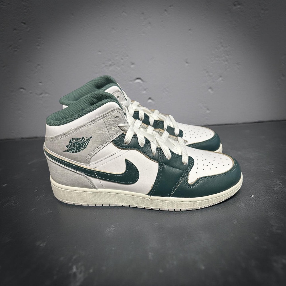 Jordan Air Jordan 1 Mid SE - White and Green